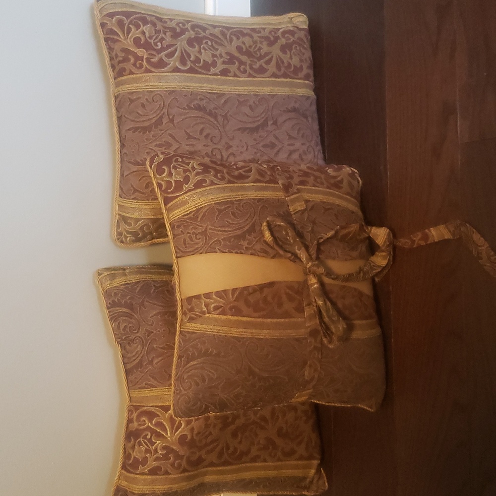 Elegant Croscill Brand Reversable Accent Pillow Set 17"x17"See Pics For Colors